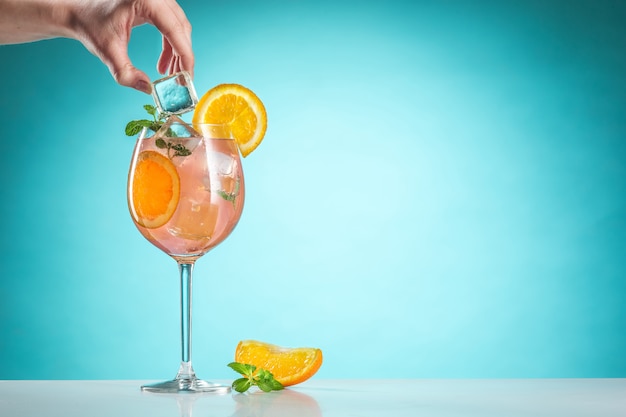 Il cocktail esotico rosa e frutta su blu