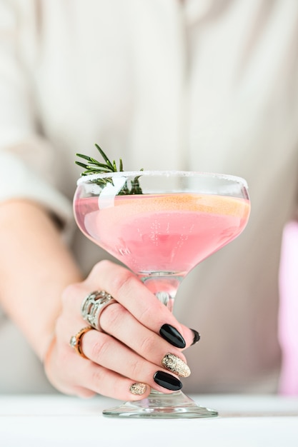 Foto gratuita la rosa cocktail esotici e frutta e mano femminile