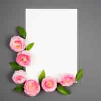 Foto gratuita fiori di rosa che incorniciano lo spazio vuoto