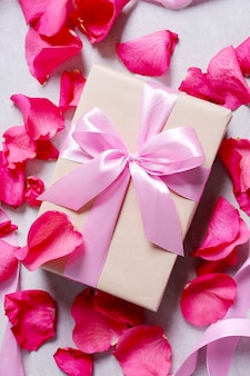 장미 꽃잎과 선물 상자