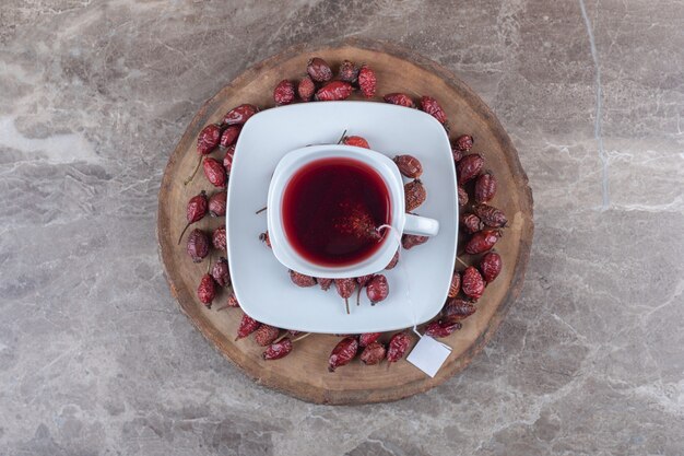 Foto gratuita frutta e tè di rosa canina sulla tavola, sullo sfondo di marmo.