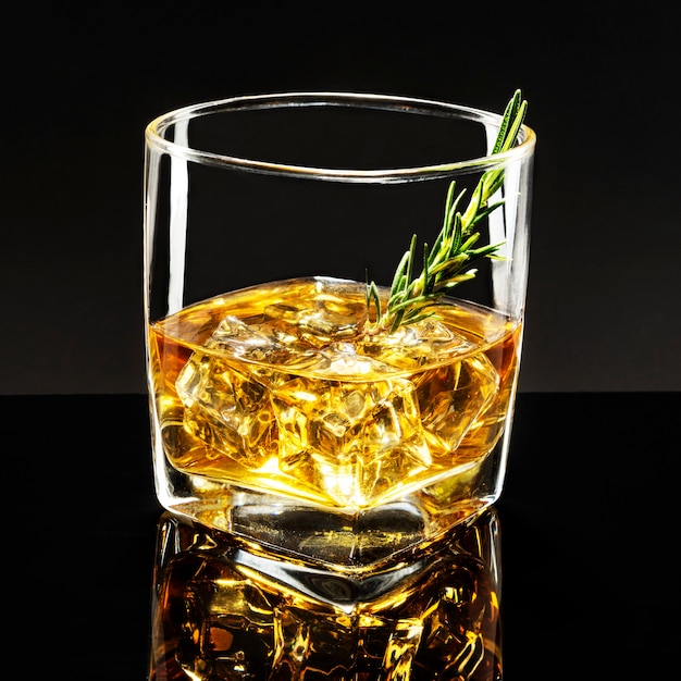Foto gratuita whisky vecchio stile al rosmarino