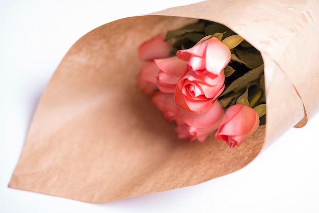 Букет роз в пачке бумаги на столе