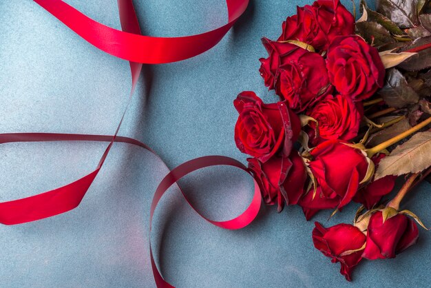 赤いリボンとバラの花束