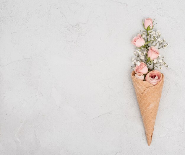 아이스크림 콘 및 복사 공간에 장미 꽃 봉 오리