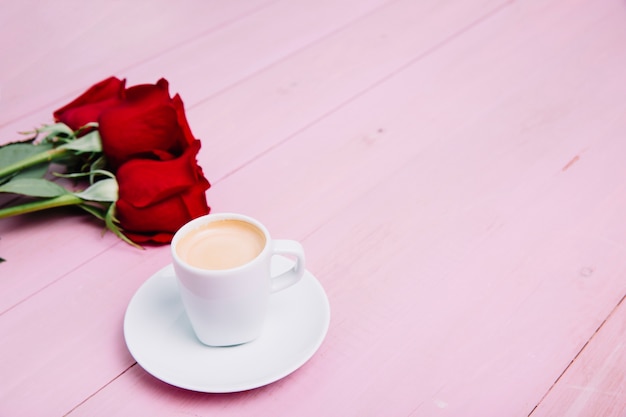 Foto gratuita rose e tazza di caffè