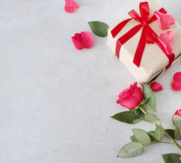 Розы и подарочная коробка на день Святого Валентина