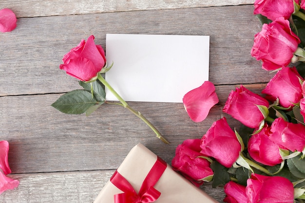 Розы и подарочная коробка на день Святого Валентина
