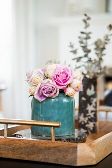 木製のテーブルの上のバラ