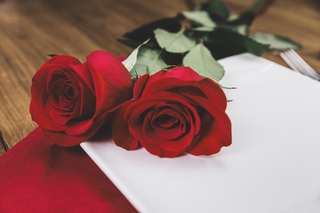 Free photo roses on a table