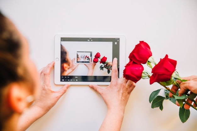 Foto gratuita concetto di rose e tablet