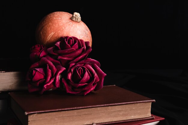 Розы с тыквой на книгах