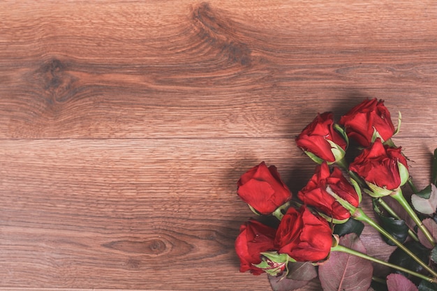 Free photo roses on a wooden table