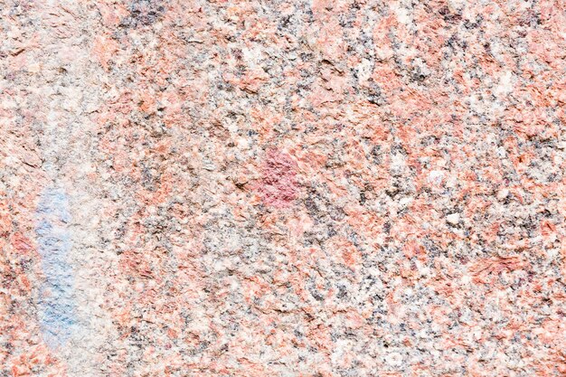 コンクリートの壁に荒い色の小石