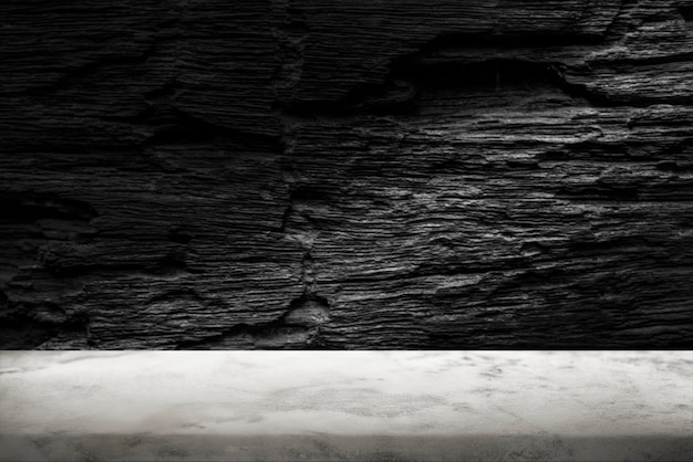 白い大理石の床の製品の背景とラフなダークグレーのセメントの壁