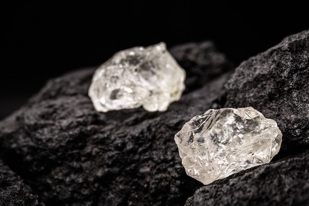 Необработанные алмазы в угольной шахте, концепция добычи драгоценных петдасов Premium Фотографии