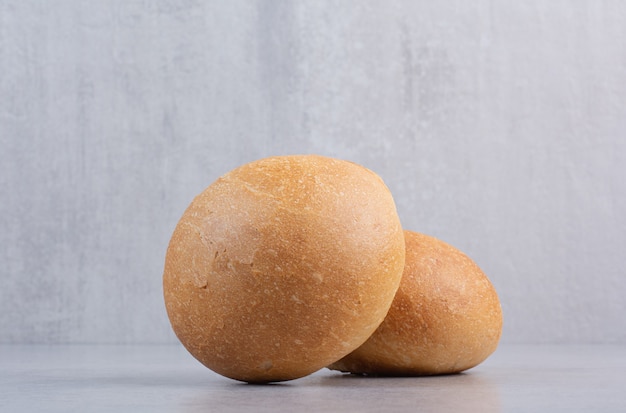 무료 사진 돌 표면에 둥근 햄버거 빵