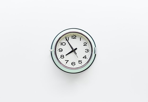 흰색 바탕에 둥근 시계 시계