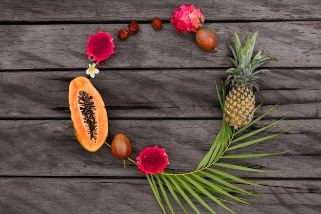 Foto gratuita composizione tonda con frutti tropicali