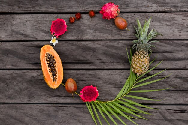 Round composition with tropical fruits