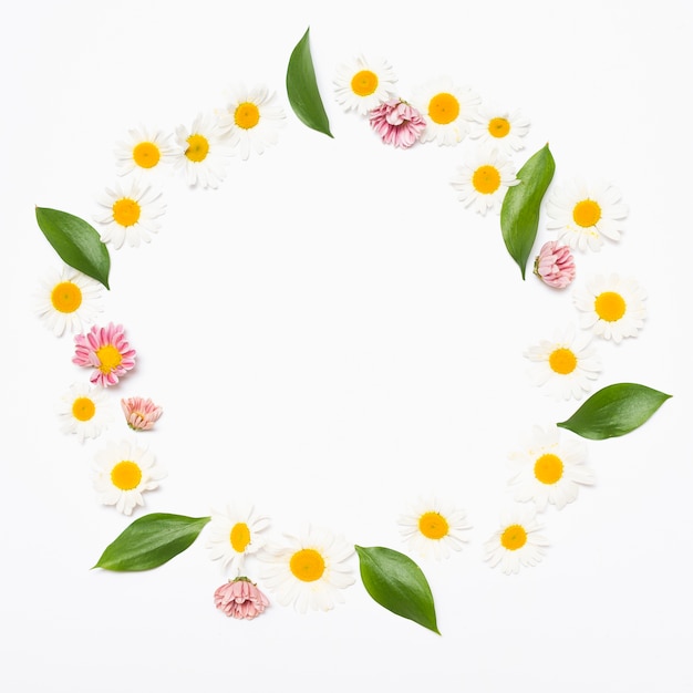 Round flower garland with leaves 