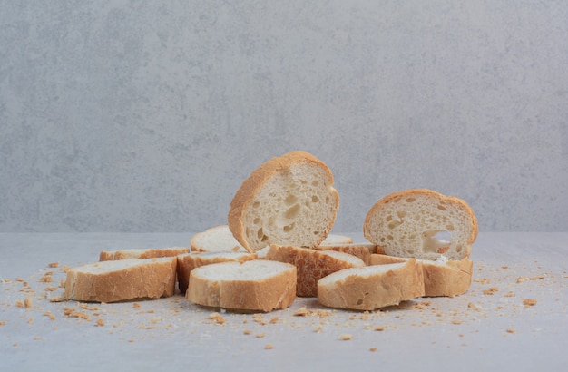 Pane bianco fresco rotondo su fondo di marmo.