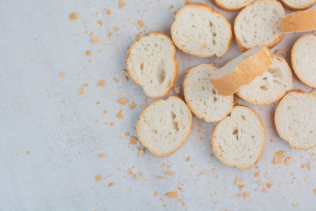 Бесплатное фото Круглый свежий белый хлеб на мраморном фоне.