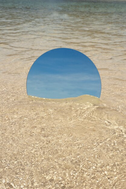 風景を反映したビーチの丸いガラスの鏡