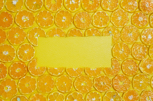 Foto gratuita round orange slices fruit copy space