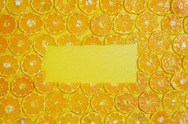 라운드 오렌지 조각 과일 복사 공간