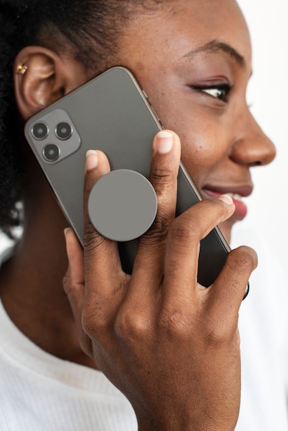 Free photo round phone grip behind the mobile with african american woman talking on the phone