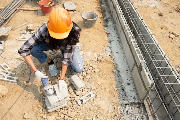 Foto gratuita la sega circolare nelle mani del costruttore, il lavoro sulla posa delle lastre di pavimentazione.