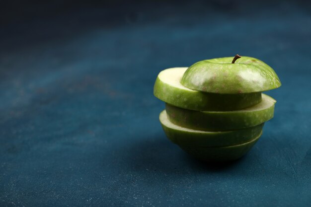 A round sliced green apple.