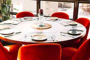 Бесплатное фото Круглый стол в ресторане