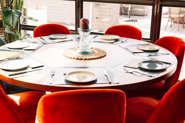 Round table arrangement in a restaurant