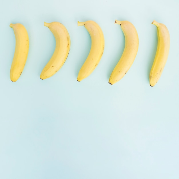 Ряд бананов на синем