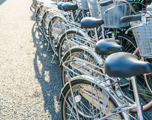 Ряд велосипедов парковки