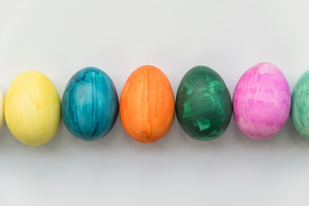 Ряд цветных яиц