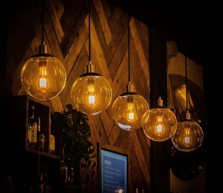 無料Photo カフェにぶら下がっている装飾的な電球の列
