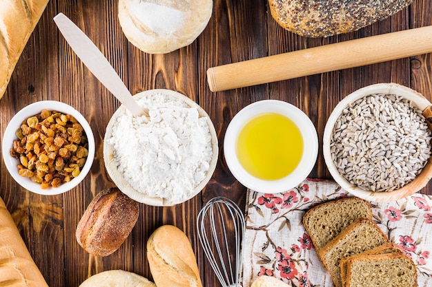 Fila di ingredienti con pane fatti in casa sul tavolo di legno