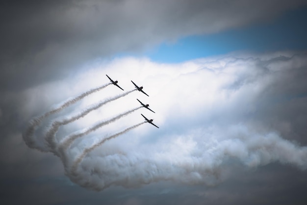 Foto gratuita fila di jet che volano nel cielo in festa