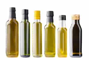 Foto gratuita fila di bottiglie di olio d'oliva isolate su bianco