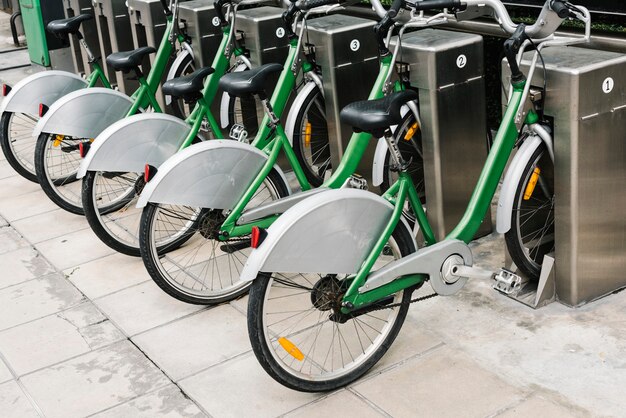 駐車場のレンタルバイクの列