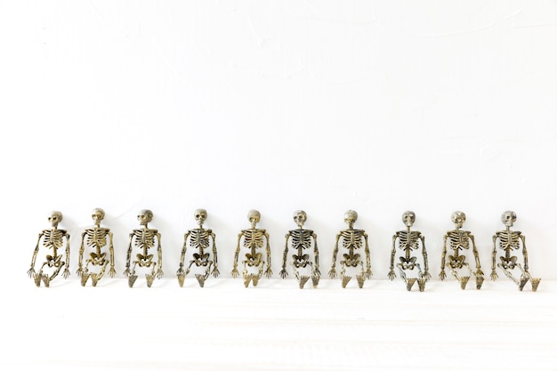 Ряд игрушечных скелетов