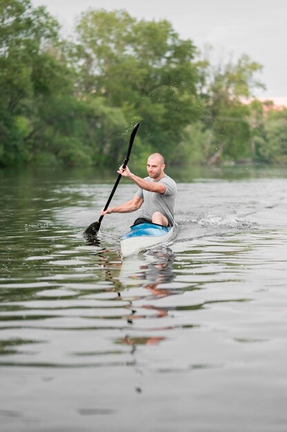 Концепция гребли с мужчиной, держащим весло