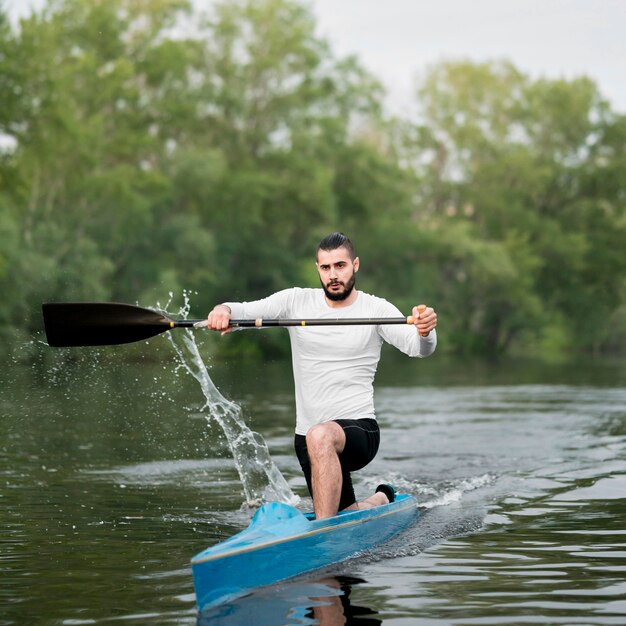 Концепция гребли с человеком, держащим весло