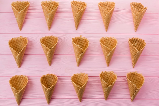 Foto gratuita righe di coni gelato vuoto waffle