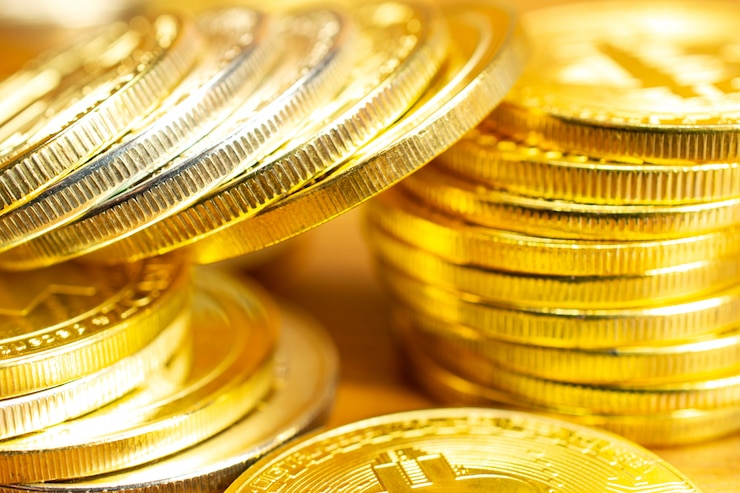 無料Photo 行と木製のテーブルの暗号通貨コインのスタック。
