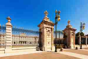 Free photo royal palace in sunny day. madrid