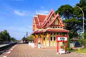 Foto gratuita padiglione reale alla stazione ferroviaria di hua hin prachuap khiri khan thailandia